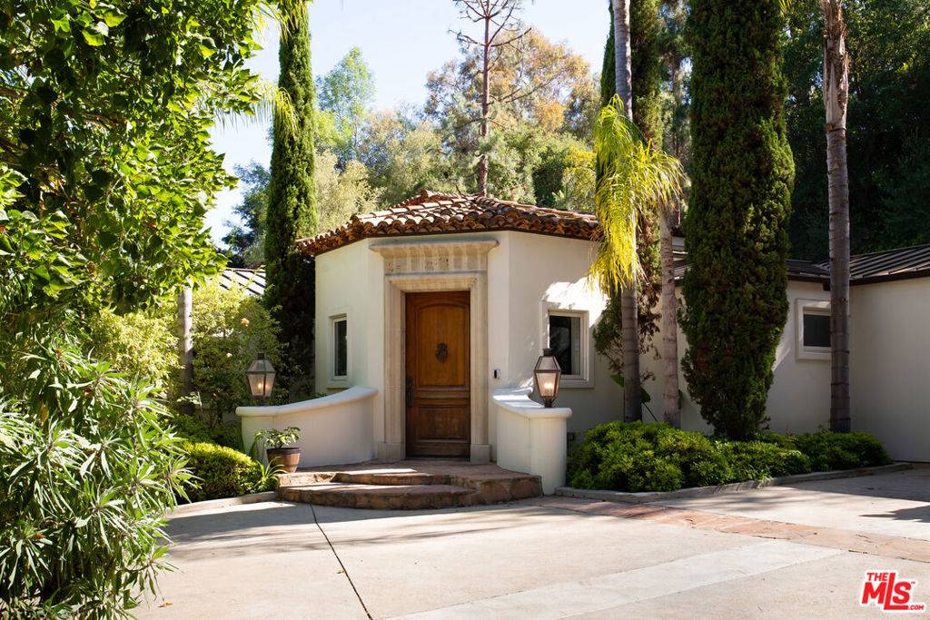 Beverly Hills, CA 90210,1031 Cove WAY