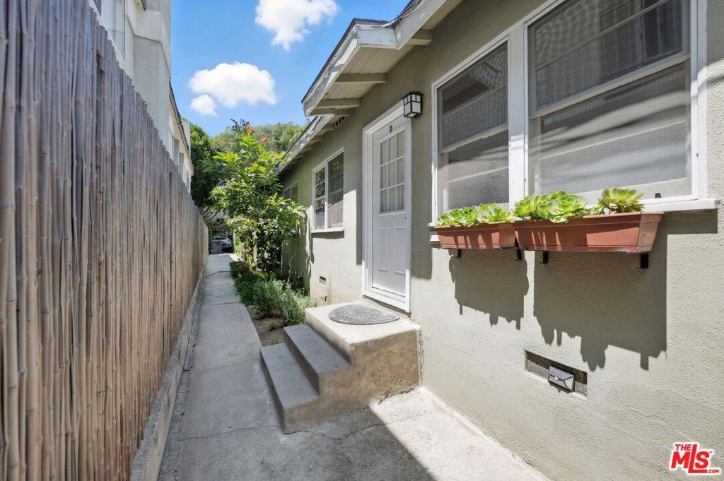 Santa Monica, CA 90404,2710 Arizona AVE #D
