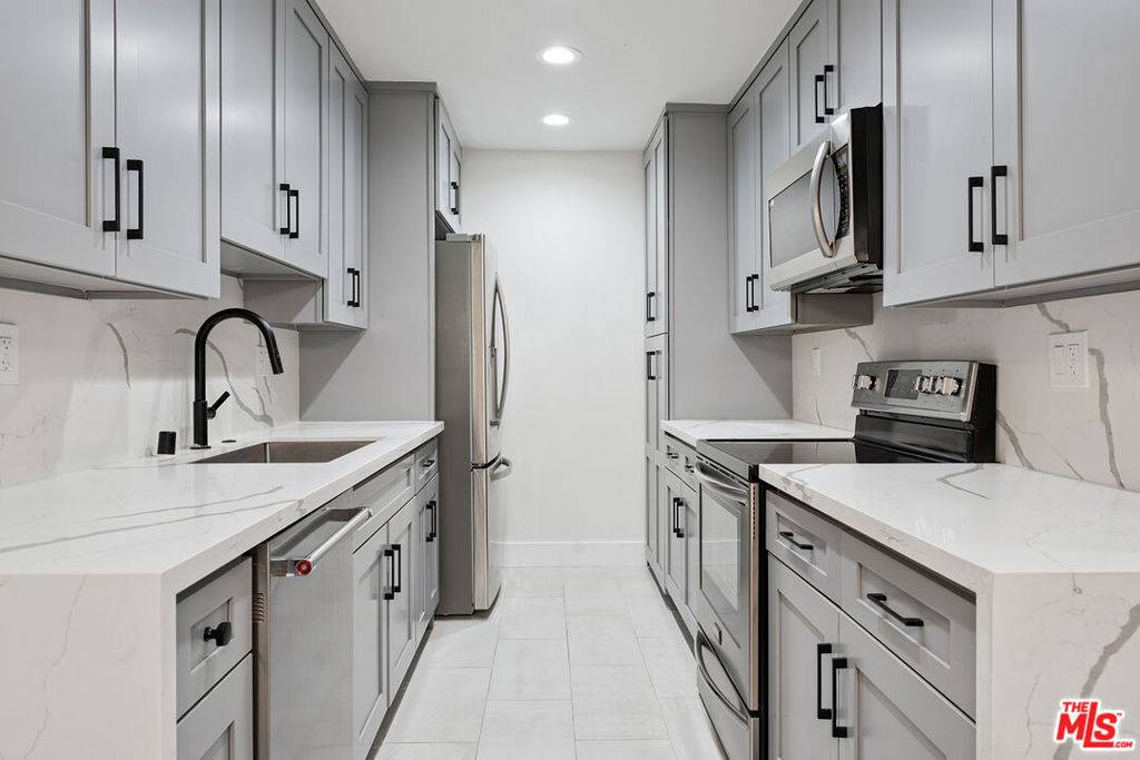 Encino, CA 91316,5400 Newcastle AVE #2