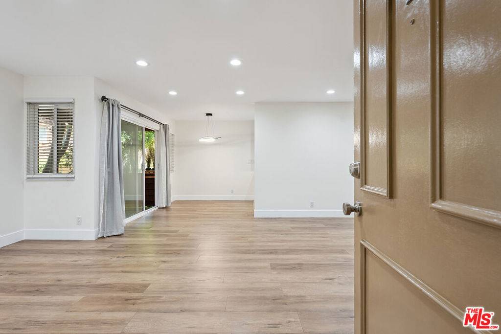Encino, CA 91316,5400 Newcastle AVE #2