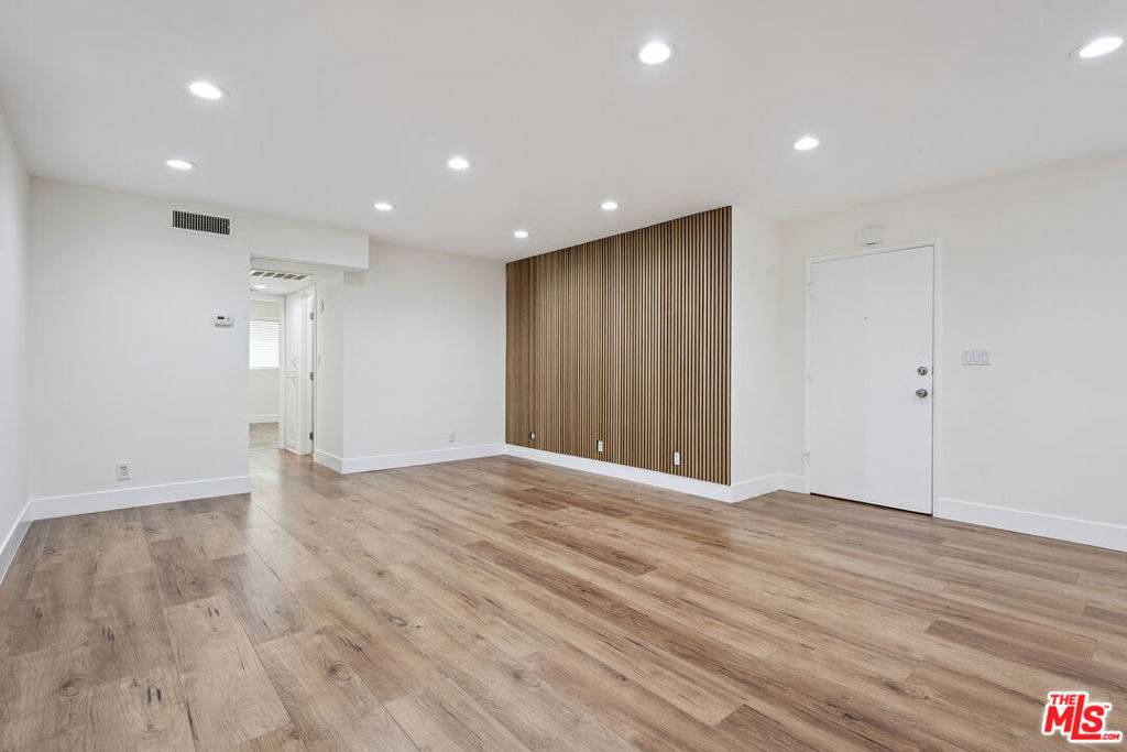 Encino, CA 91316,5400 Newcastle AVE #2