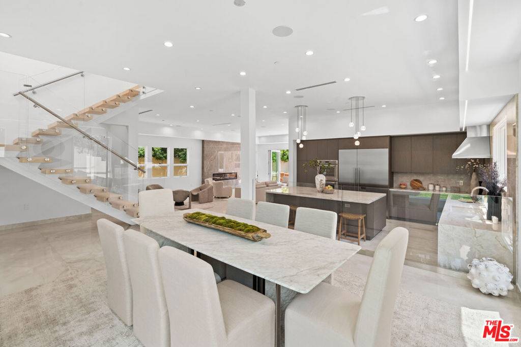 Los Angeles, CA 90066,11622 Charnock RD