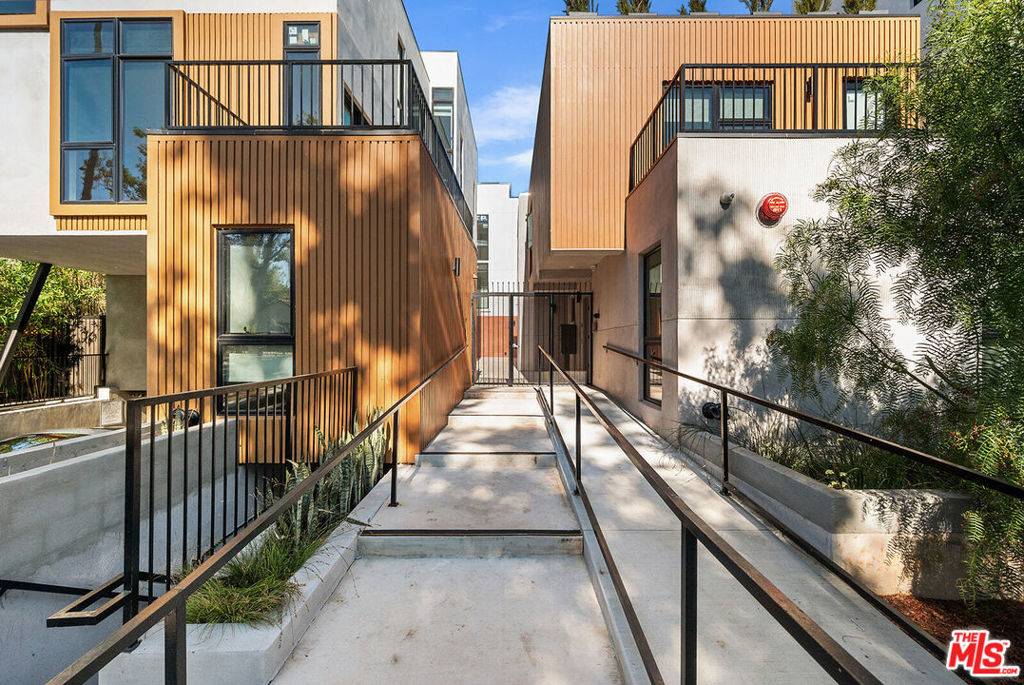 West Hollywood, CA 90046,1016 N Martel AVE #109