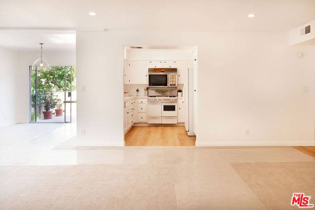 Los Angeles, CA 90068,6752 Hillpark DR #401