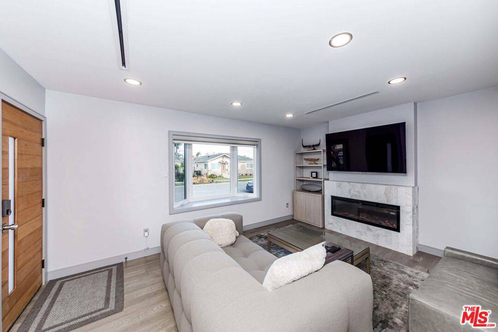 Hawthorne, CA 90250,5524 W 122nd ST