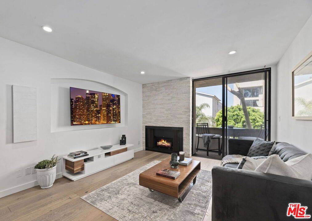 West Hollywood, CA 90069,750 N Kings RD #201