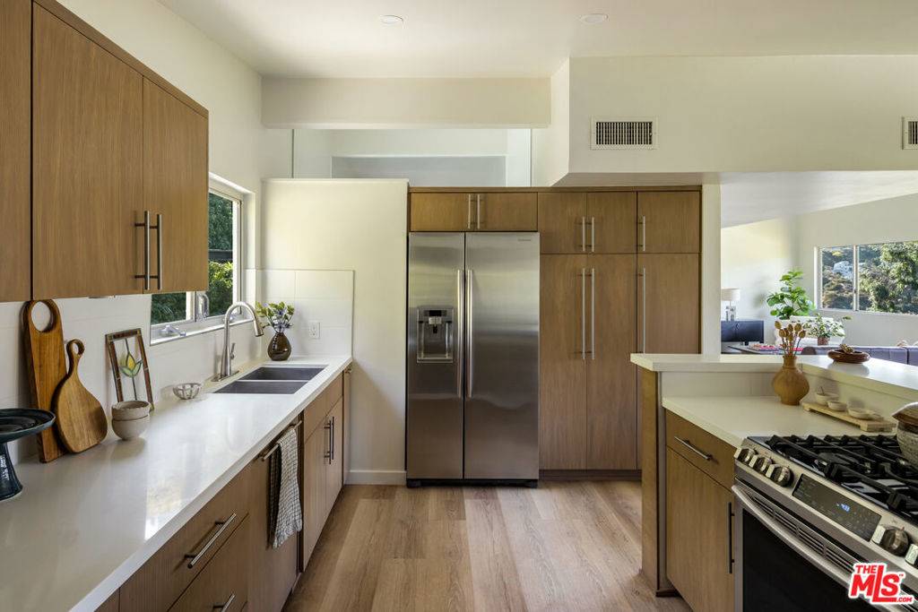 Los Angeles, CA 90068,5661 Spreading Oak DR