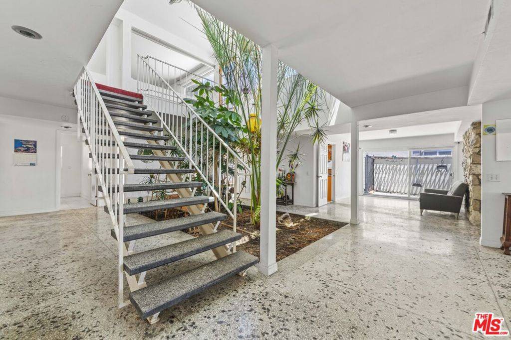 Pacific Palisades, CA 90272,16647 Charmel LN