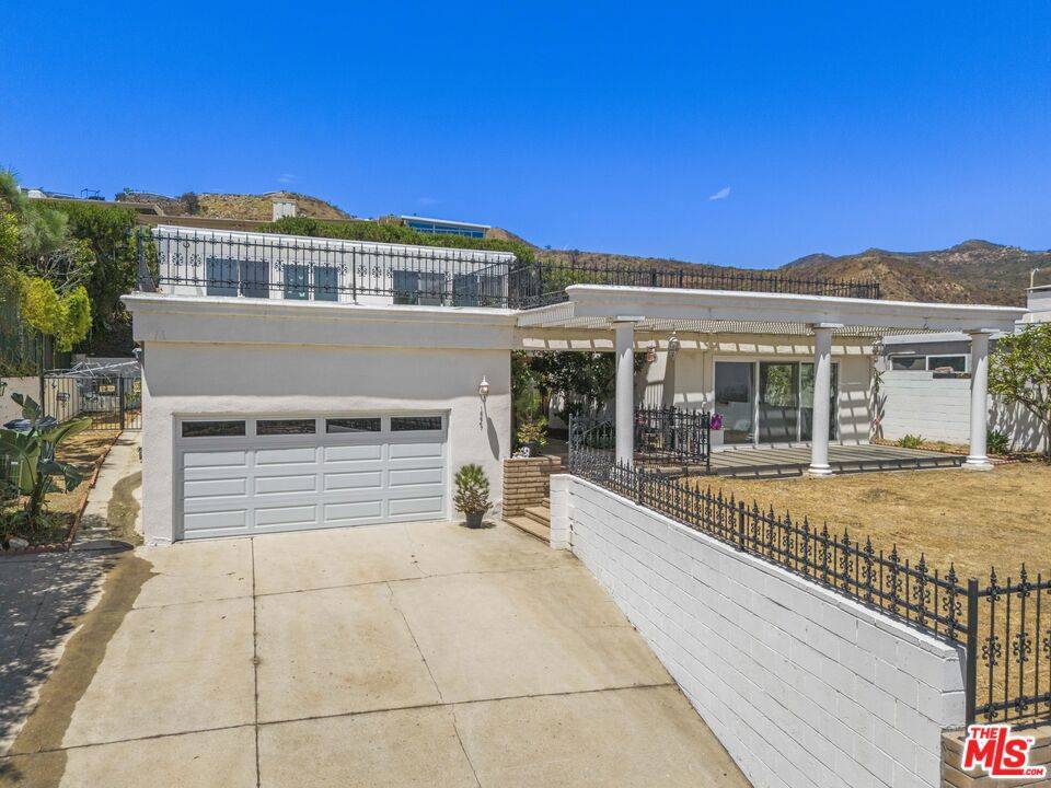 Pacific Palisades, CA 90272,16647 Charmel LN