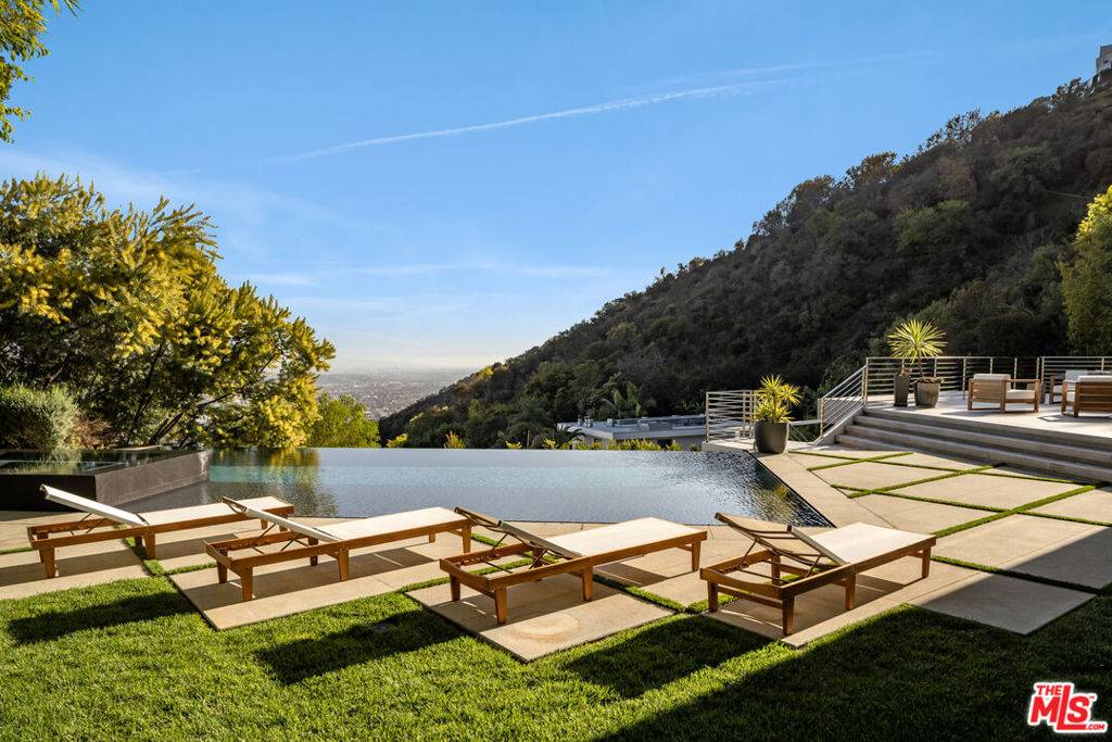 Los Angeles, CA 90069,1895 Rising Glen RD