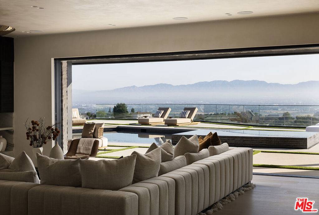 Los Angeles, CA 90049,16401 Mulholland DR