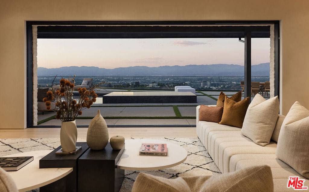 Los Angeles, CA 90049,16401 Mulholland DR