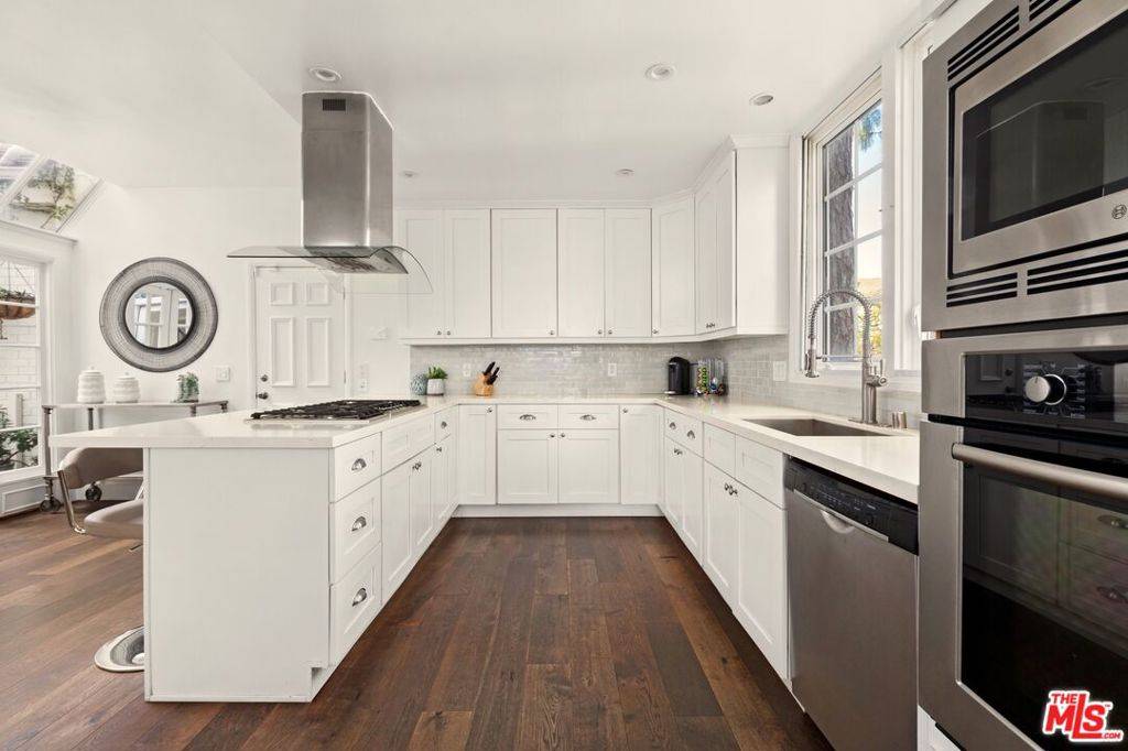 Los Angeles, CA 90049,12320 Ridge CIR
