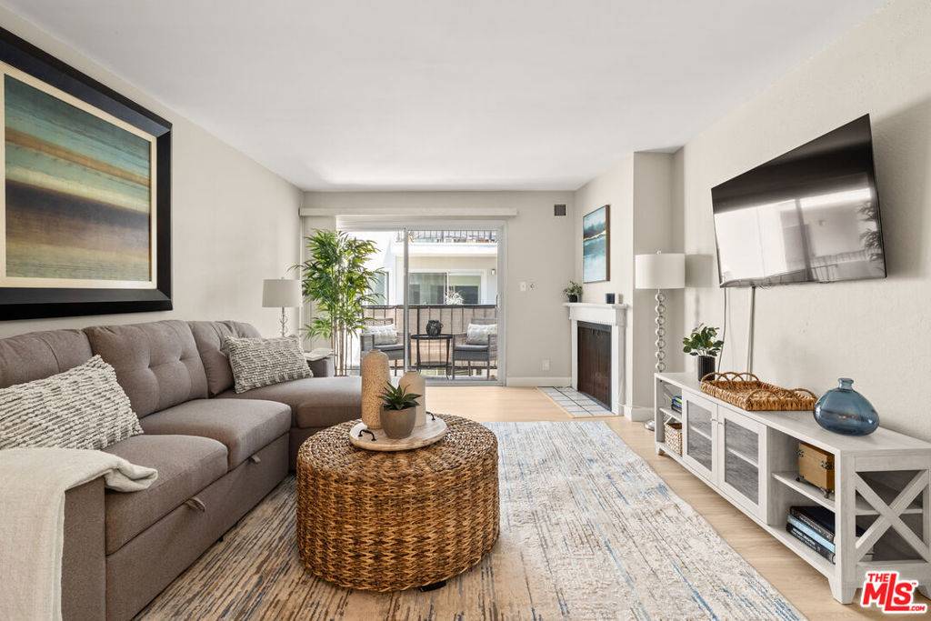Playa Del Rey, CA 90293,8163 Redlands ST #24