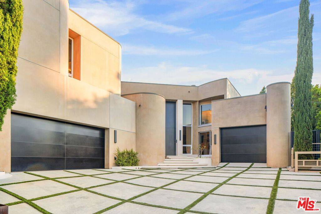 Los Angeles, CA 90046,8450 Grand View DR