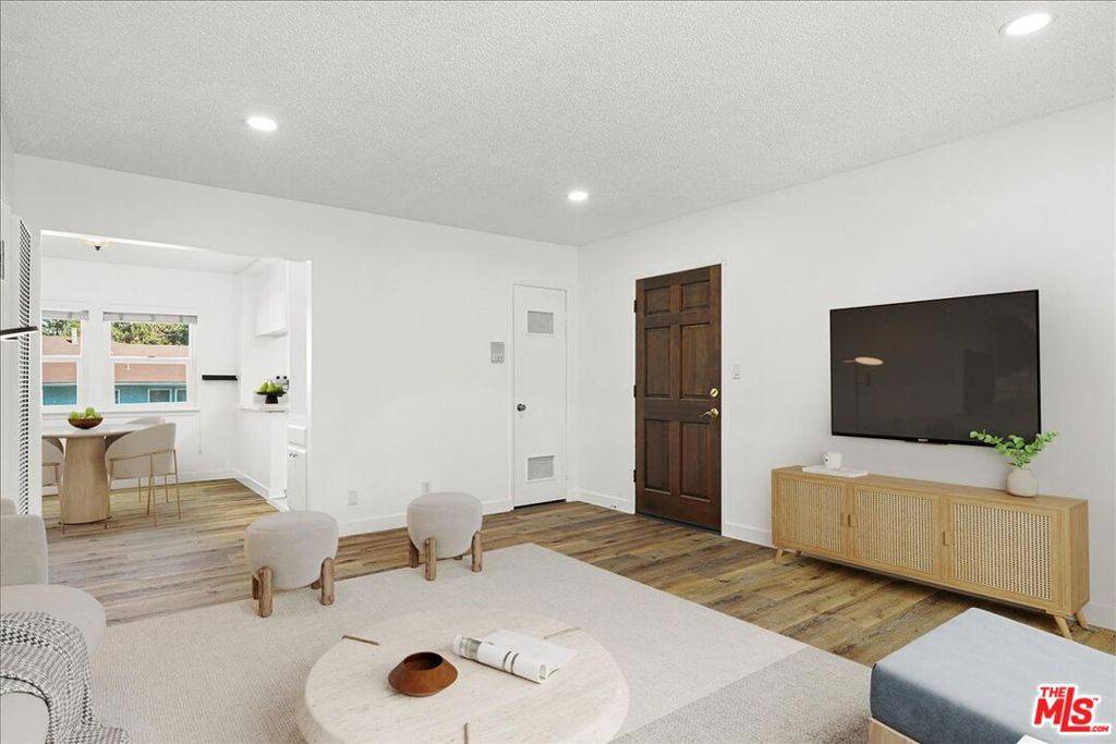 Los Angeles, CA 90016,5845 Bowcroft ST #4