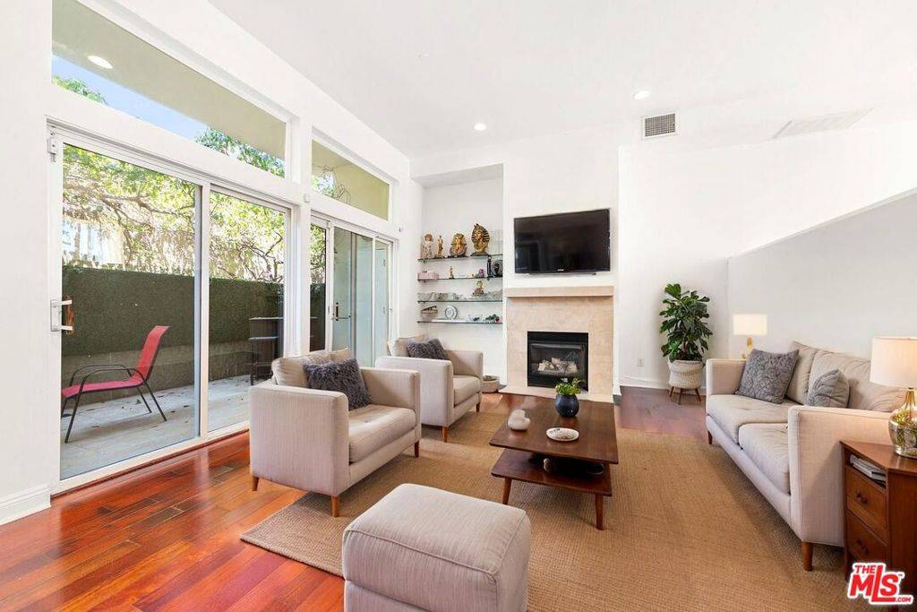 West Hollywood, CA 90069,1020 Hilldale AVE