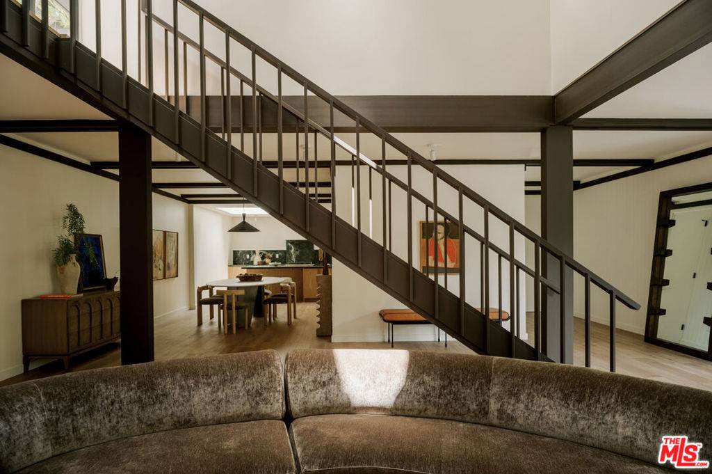 Los Angeles, CA 90068,5649 Valley Oak DR
