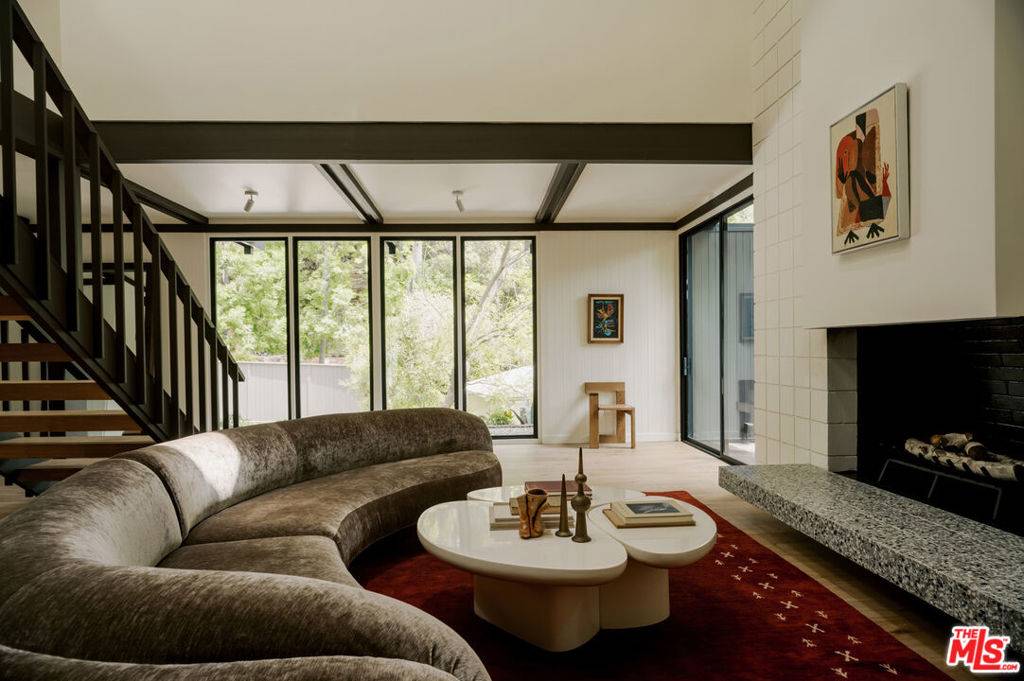 Los Angeles, CA 90068,5649 Valley Oak DR
