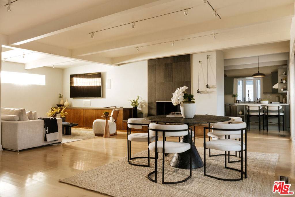 Los Angeles, CA 90069,8558 Hollywood BLVD