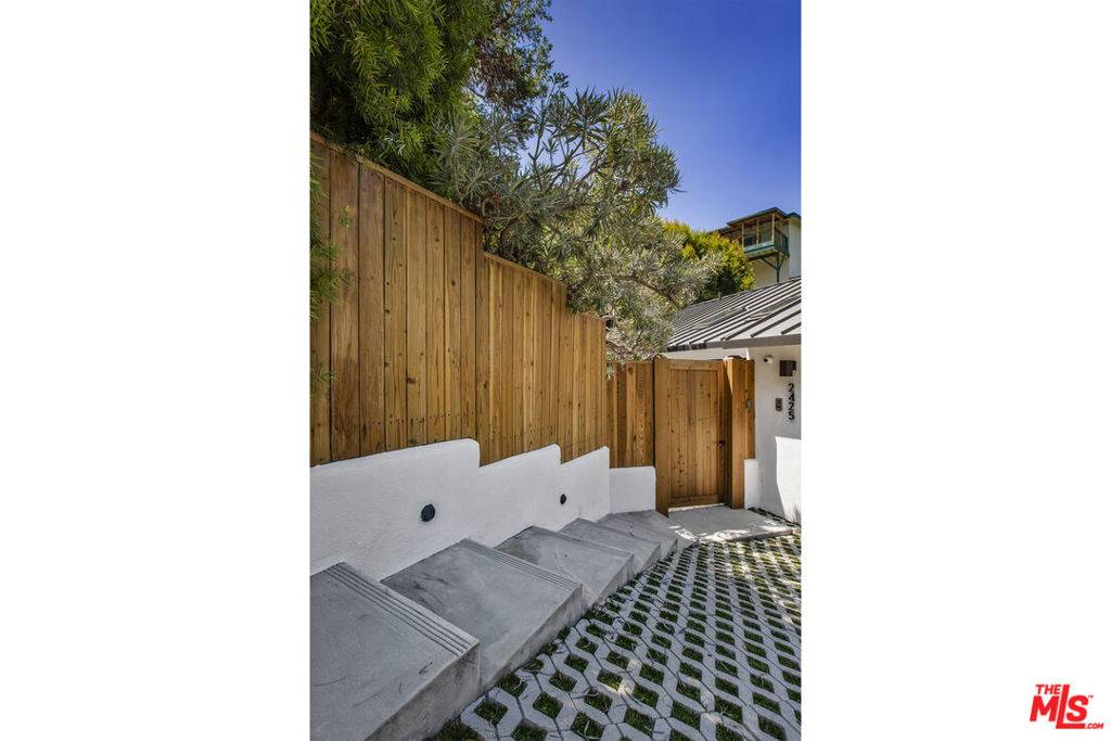 Los Angeles, CA 90068,2425 Rinconia DR