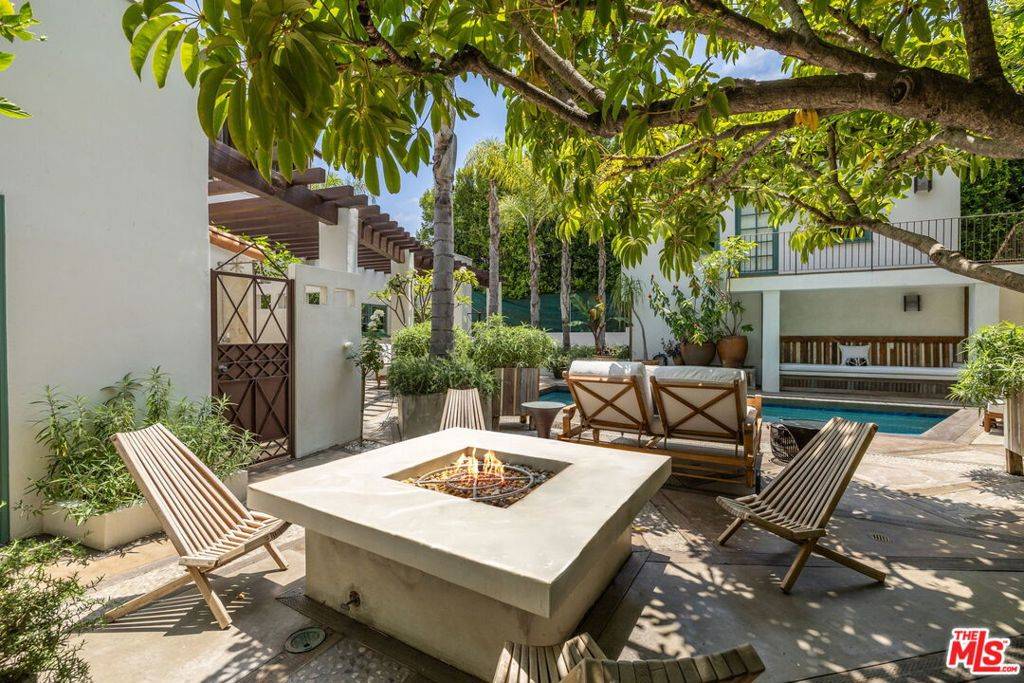 Los Angeles, CA 90069,8249 Marmont LN