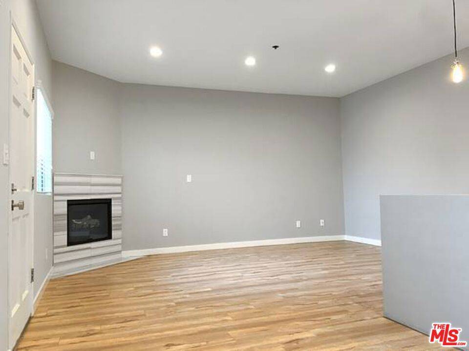 Los Angeles, CA 90025,10560 SANTA MONICA #203