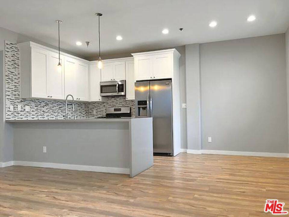 Los Angeles, CA 90025,10560 SANTA MONICA #203
