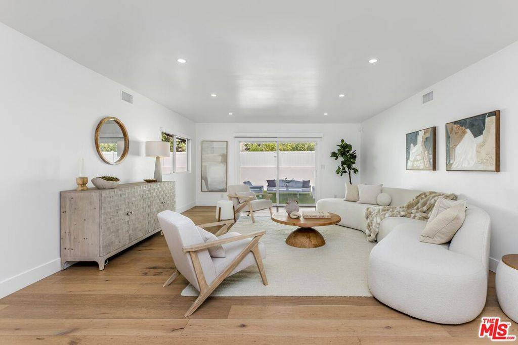 Woodland Hills, CA 91364,5200 Del Moreno DR