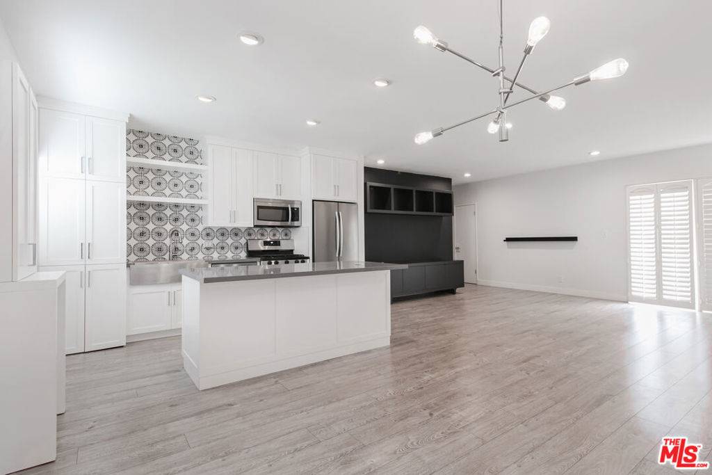 West Hollywood, CA 90046,1233 N Laurel AVE #209