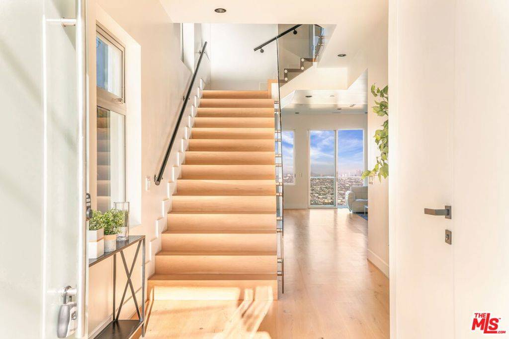 Los Angeles, CA 90069,1610 Viewmont DR