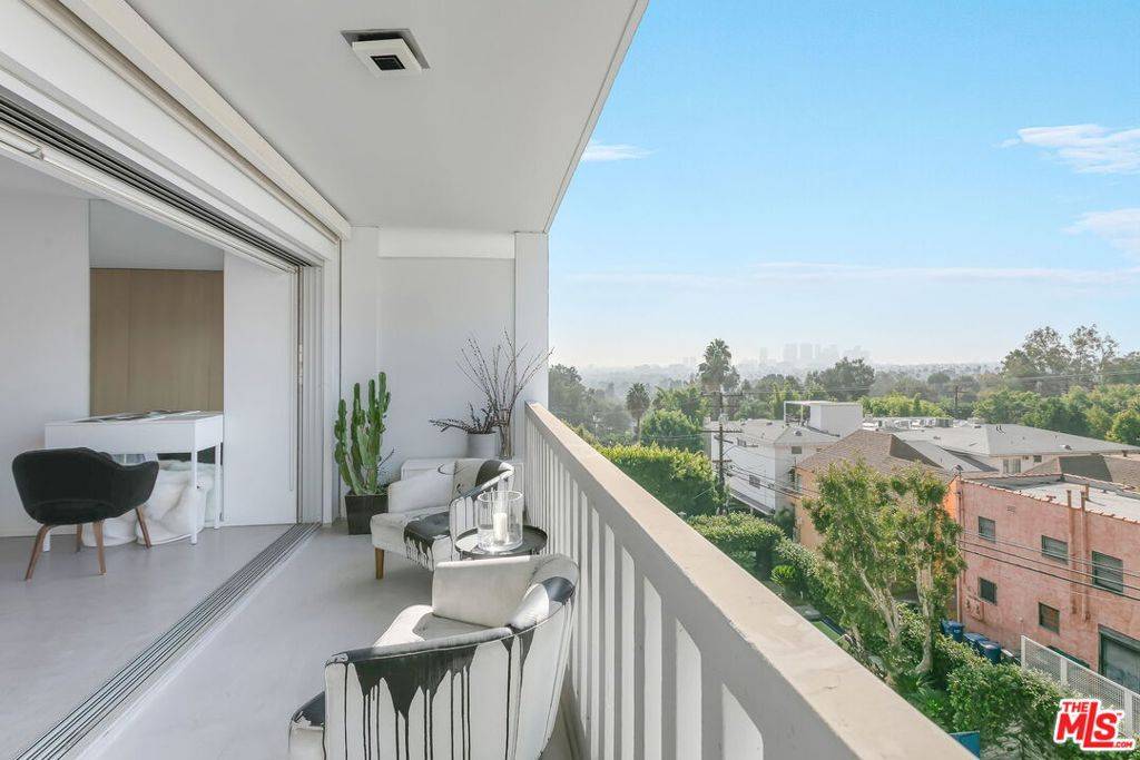 West Hollywood, CA 90069,999 N Doheny DR #401