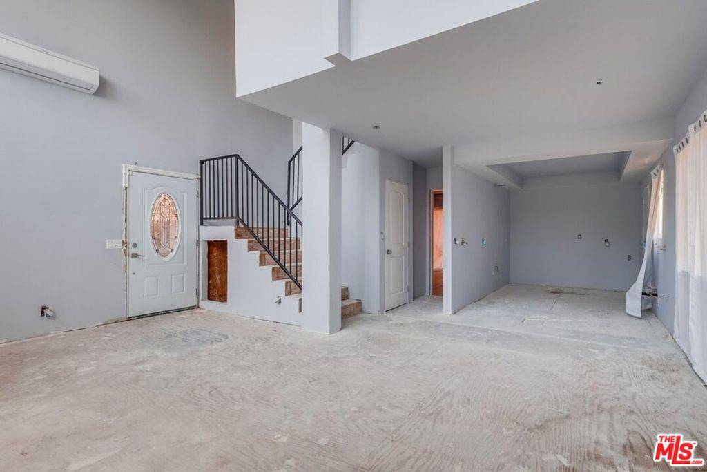 Los Angeles, CA 90046,8655 Appian WAY