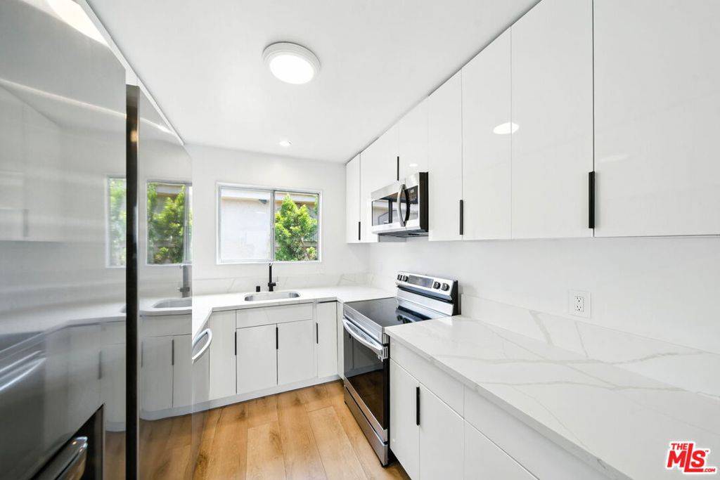 Santa Monica, CA 90402,621 San Vicente BLVD #301