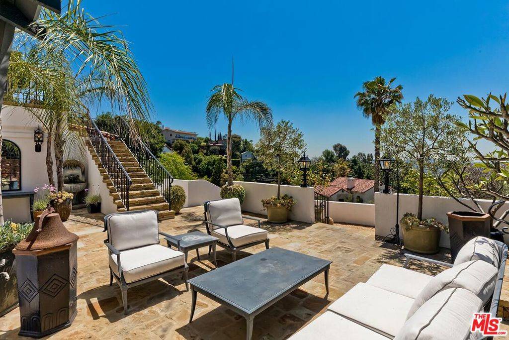 Los Angeles, CA 90027,2420 Chislehurst DR
