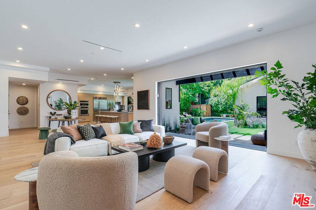 Valley Village, CA 91601,11559 La Maida ST