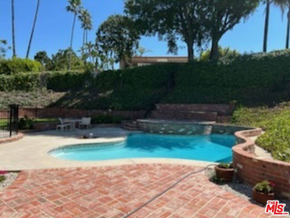 Los Angeles, CA 90049,2276 Westridge RD