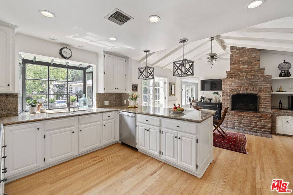 Woodland Hills, CA 91364,5132 Quakertown AVE
