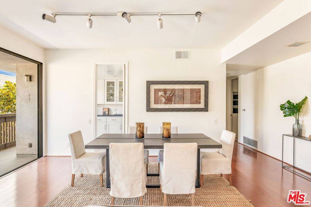 Los Angeles, CA 90049,11805 Mayfield AVE #202