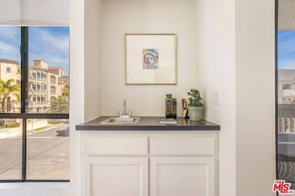 Los Angeles, CA 90049,11805 Mayfield AVE #202
