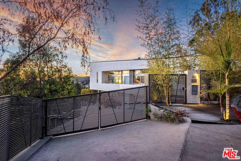 Los Angeles, CA 90068,2511 Wild Oak DR