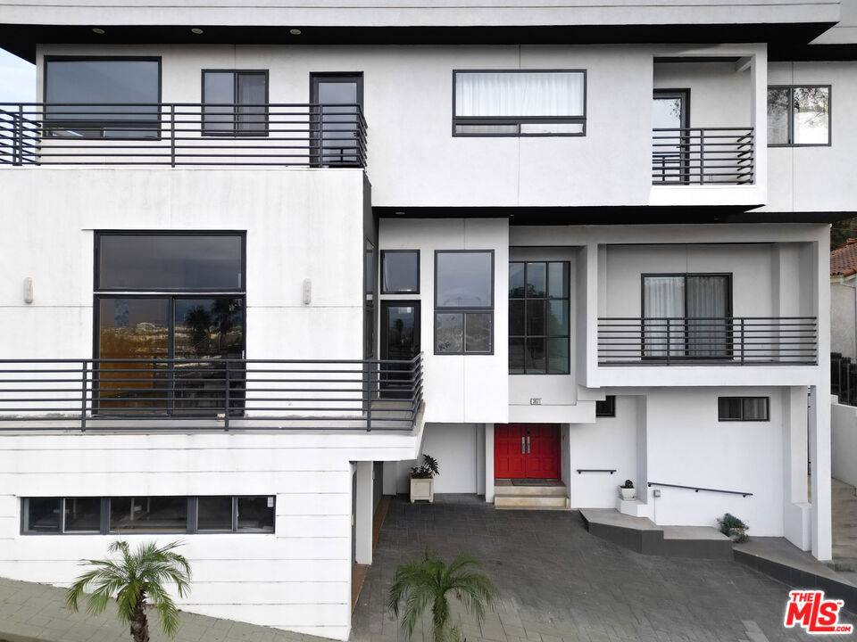 Los Angeles, CA 90068,3971 Fredonia DR