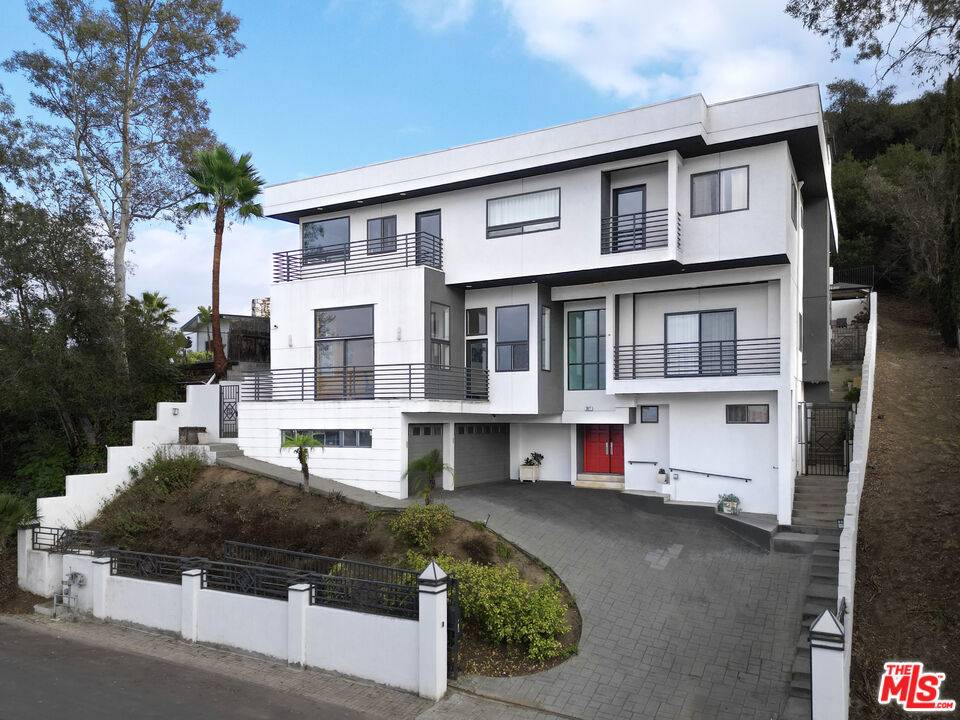 Los Angeles, CA 90068,3971 Fredonia DR