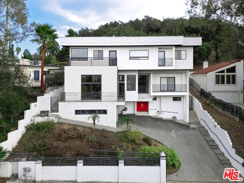 Los Angeles, CA 90068,3971 Fredonia DR