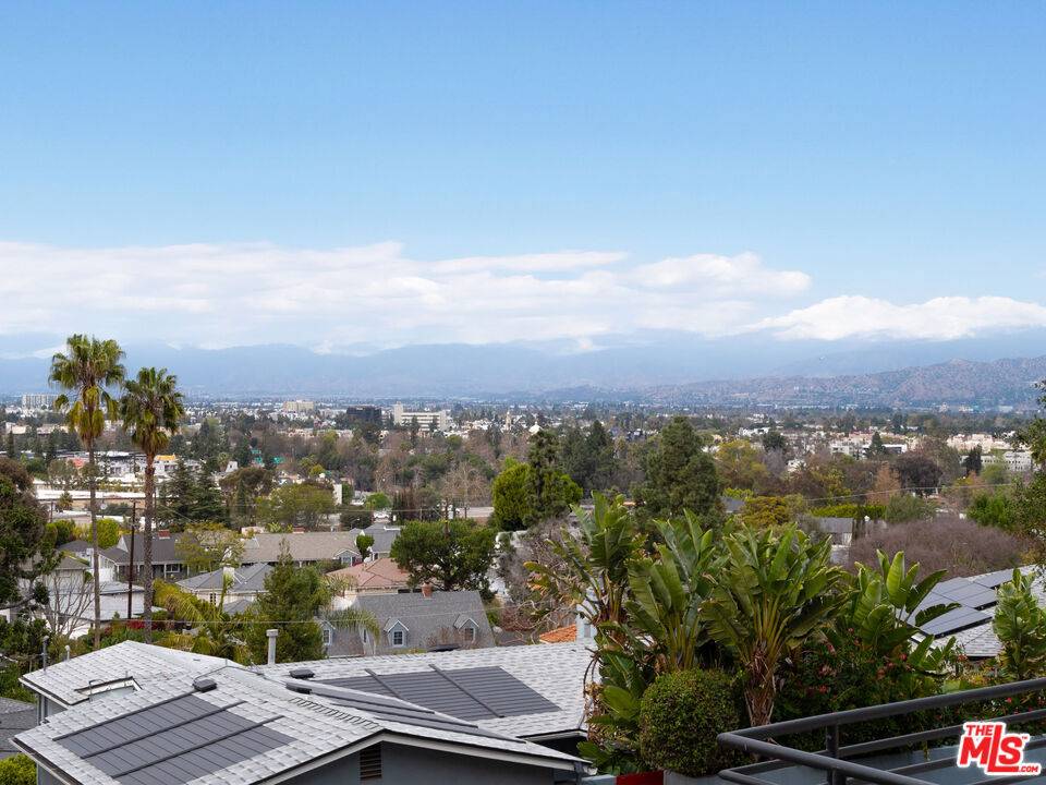 Los Angeles, CA 90068,3971 Fredonia DR