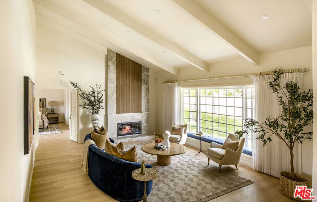 Tarzana, CA 91356,19542 Greenbriar DR