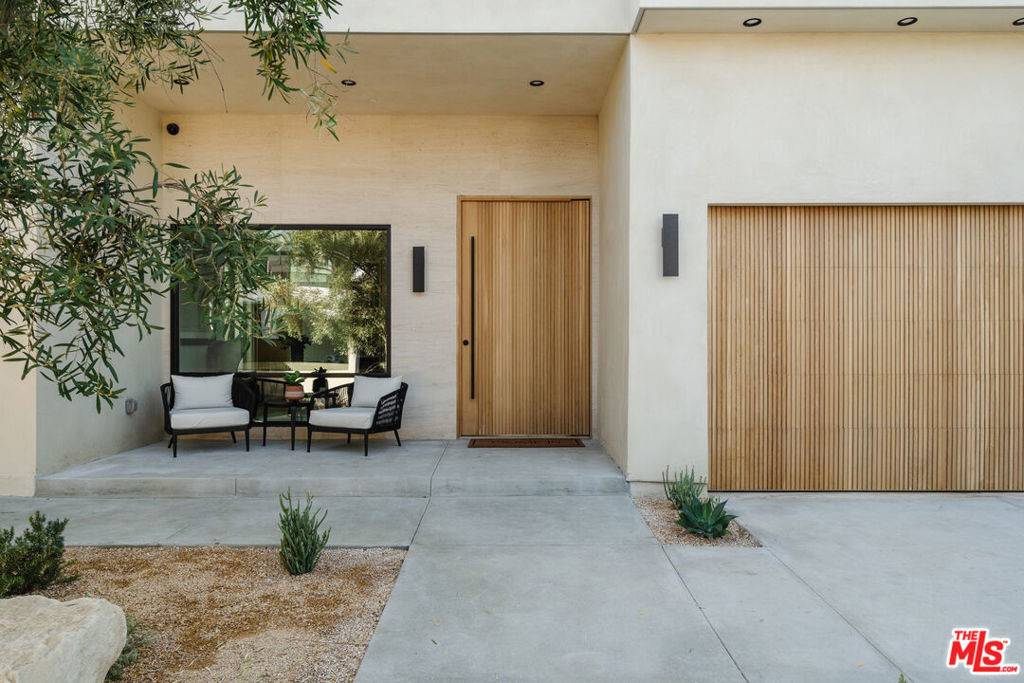 Los Angeles, CA 90046,819 N Ogden DR