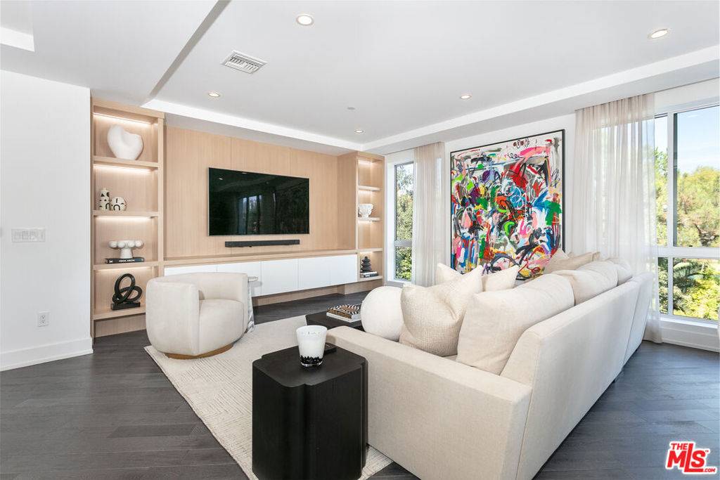 Beverly Hills, CA 90210,460 N Palm DR #304
