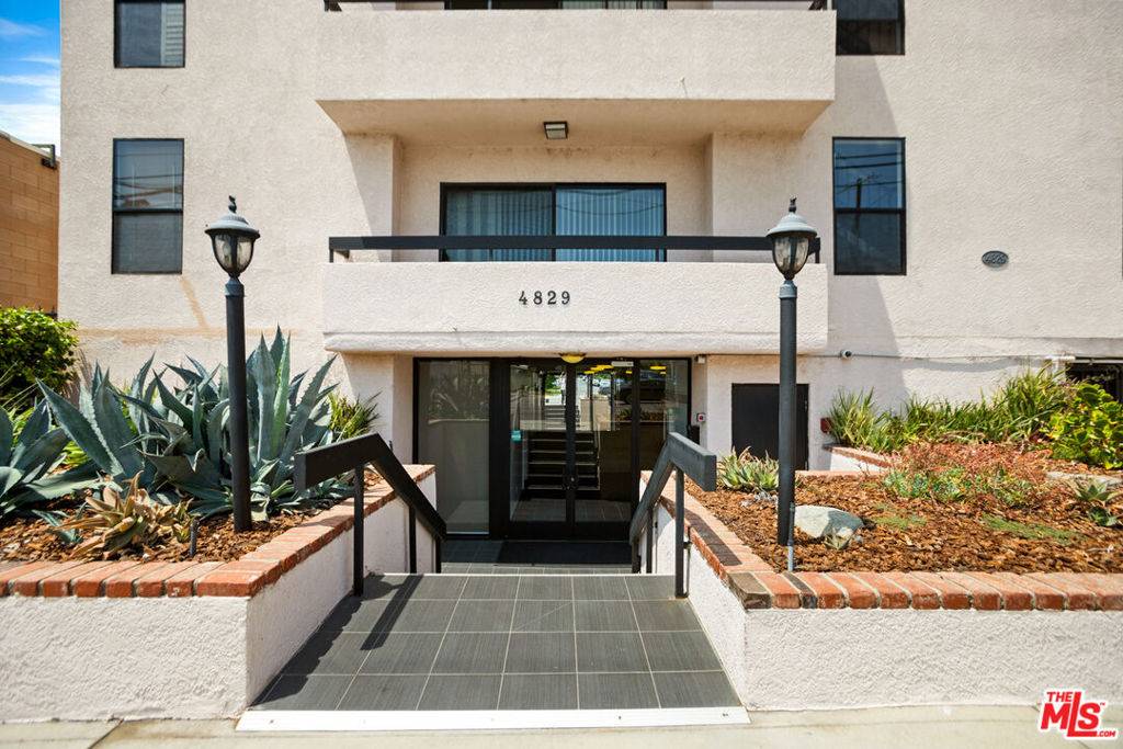 Valley Village, CA 91607,4829 Whitsett AVE #301