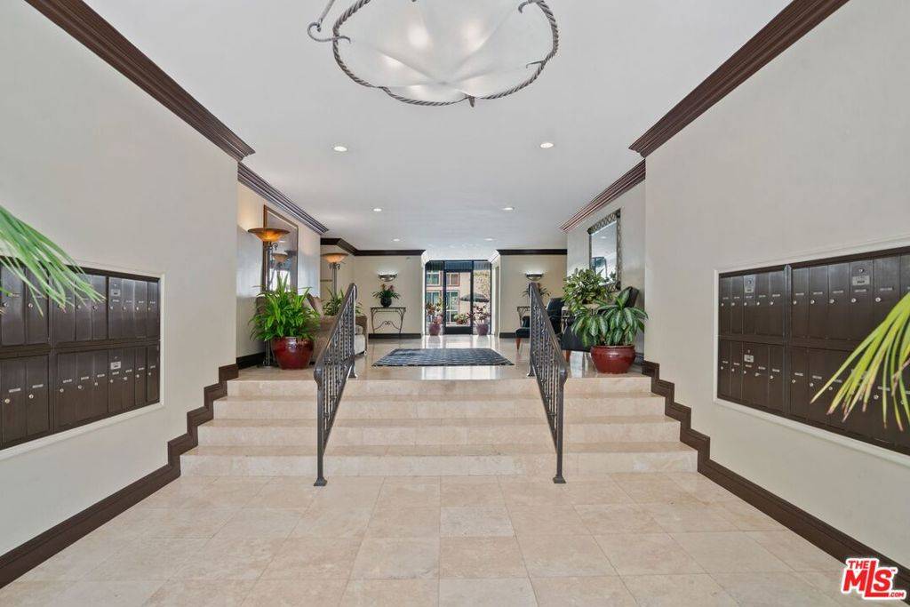 West Hollywood, CA 90069,1015 N Kings RD #103